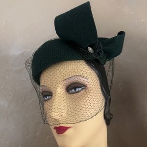 LOVELY 1950s' GREEN FELT TOQUE WITH LARGE BOW + GROSGRAIN TRIM